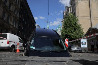 Beszakadt az utca közepe, elnyelt egy BMW-t