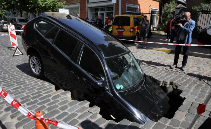 Beszakadt az utca közepe, elnyelt egy BMW-t 1