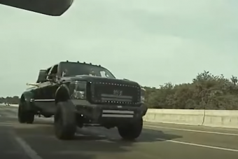 Annyira gyűlölik a villanyautókat, hogy direkt dízelfüstbe borítják őket