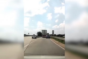 Simán elkezdett visszatolatni az M5-ösre a kamion, videóra vették a megdöbbentő jelenetet 