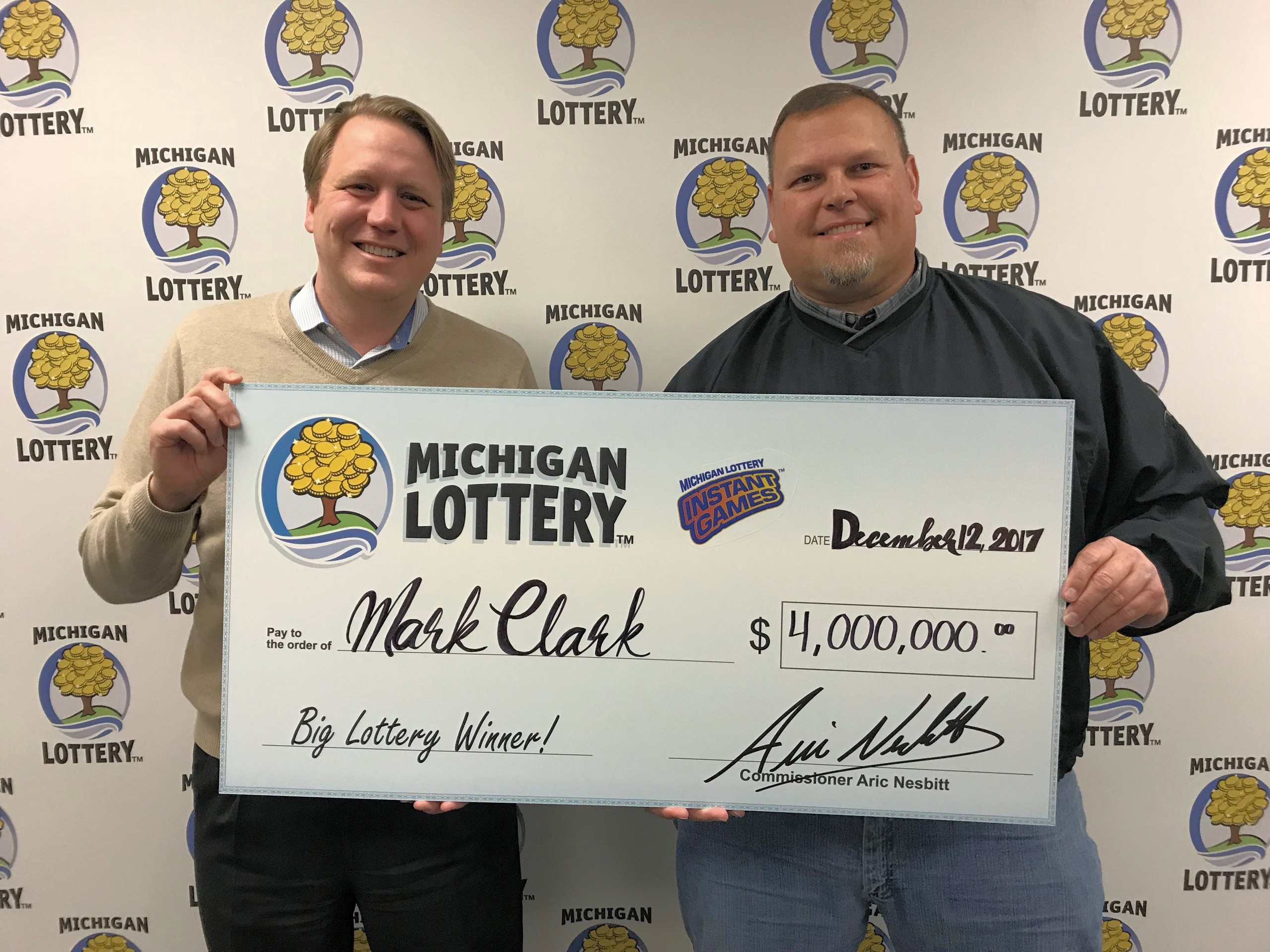 Három éven belül kétszer lett milliárdos a lottón egy férfi 1 | Vezess Három éven belül kétszer lett milliárdos a lottón egy férfi 1