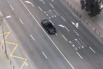 Kanyarodósávon parkolt a tahó autós Budapesten