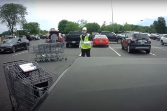 A „hónap dolgozója” több autót is lerendezett az áruházi parkolóban – egy fedélzeti kamera mindent felvett