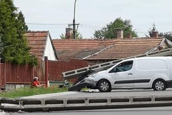Egyetlen autó 7 villanyoszlopot döntött ki Veresegyházon