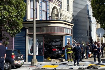 Telefonját nézte vezetés közben, letarolt egy házat