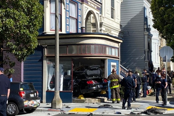 Telefonját nézte vezetés közben, letarolt egy házat
