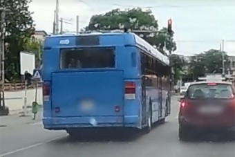 Pirosra váltott a lámpa a BKV-busz előtt, a sofőr meg sem próbált fékezni