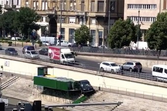 A dunai lépcsőkre zuhant egy autó Pesten