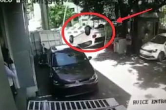 Tíz métert tett meg új autójával a vevő, mielőtt felborult