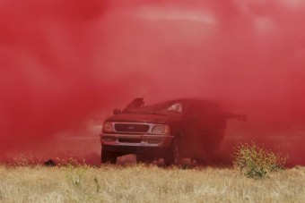 Ez a tűzoltók legdurvább fegyvere az autók ellen