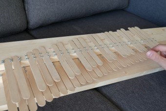 A nap hangszere a jégkrémpálcikákból készült zongora