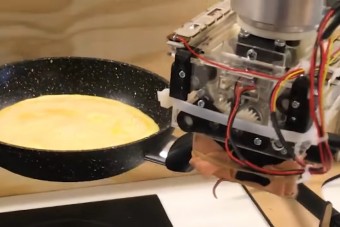 Sikeresen megtanítottak egy robotot omlettet készíteni