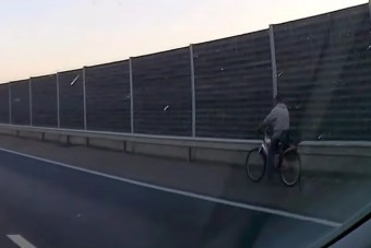 Biciklivel tett meg valaki több kilométert az M5-ösön