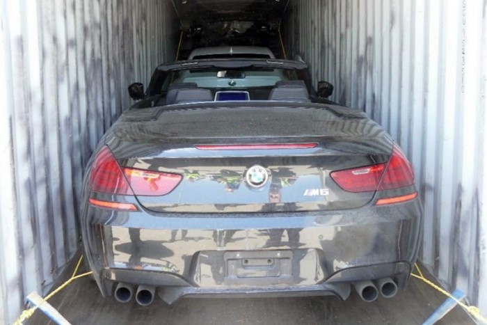 Több mint 40 lopott autót találtak konténerekben