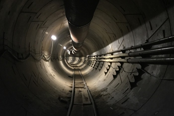 200-zal száguldana a föld alatt a Tesla reptéri busza 1