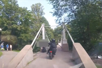 Árkon-bokron keresztül üldözték a rendőrök a rablókat, csak az ütközés segített