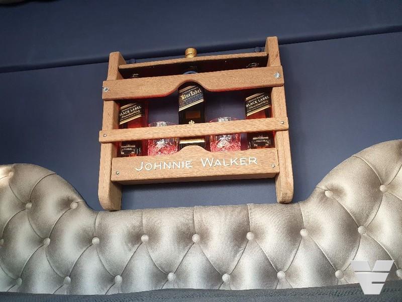 Guruló whiskey-szentélyt csináltak egy Volvóból 3