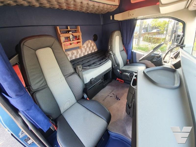 Guruló whiskey-szentélyt csináltak egy Volvóból 2