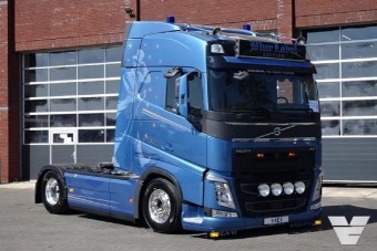 Guruló whiskey-szentélyt csináltak egy Volvóból