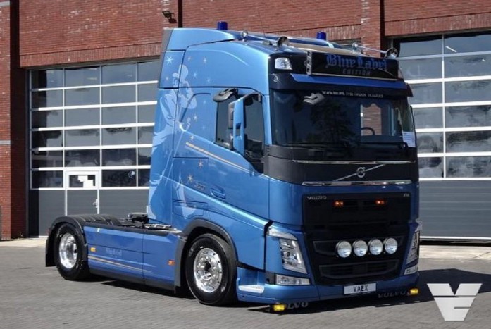 Guruló whiskey-szentélyt csináltak egy Volvóból