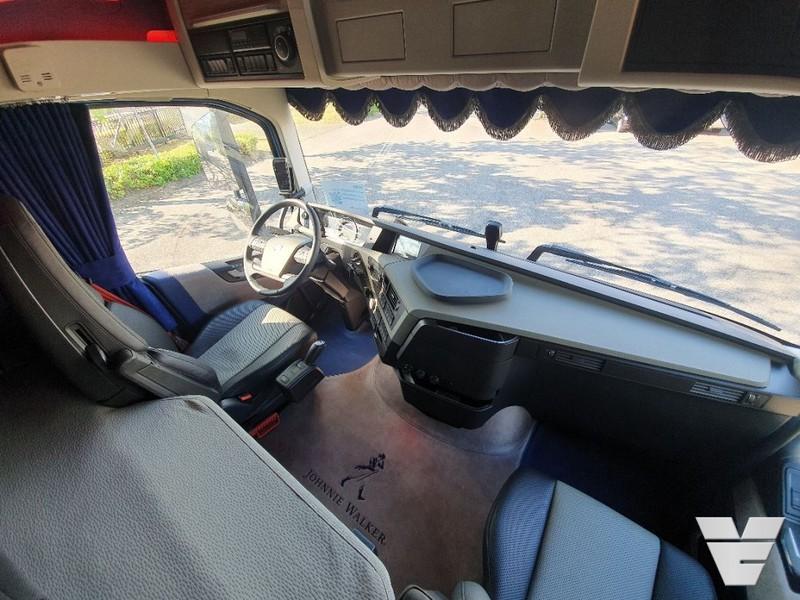 Guruló whiskey-szentélyt csináltak egy Volvóból 1