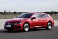 Kombiként, konnektoros hibridként újult meg a VW Arteon 58