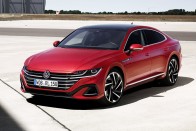 Kombiként, konnektoros hibridként újult meg a VW Arteon 67