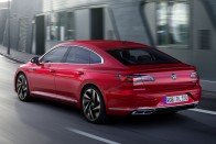 Kombiként, konnektoros hibridként újult meg a VW Arteon 80