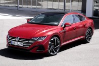 Kombiként, konnektoros hibridként újult meg a VW Arteon 69