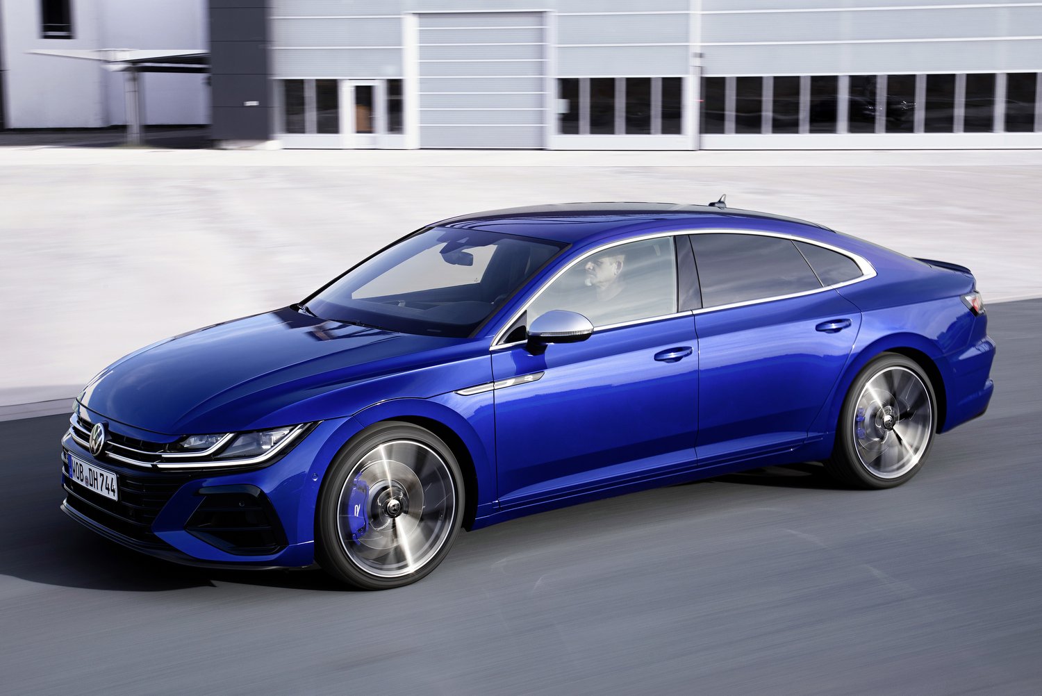 Kombiként, konnektoros hibridként újult meg a VW Arteon 30