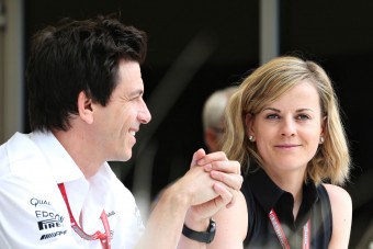 F1: A Merci-főnök neje is beleszól Vettel jövőjébe