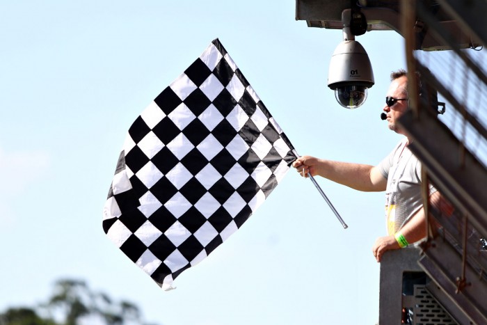 A kockás zászlóval gyűjt pénzt a Forma-1