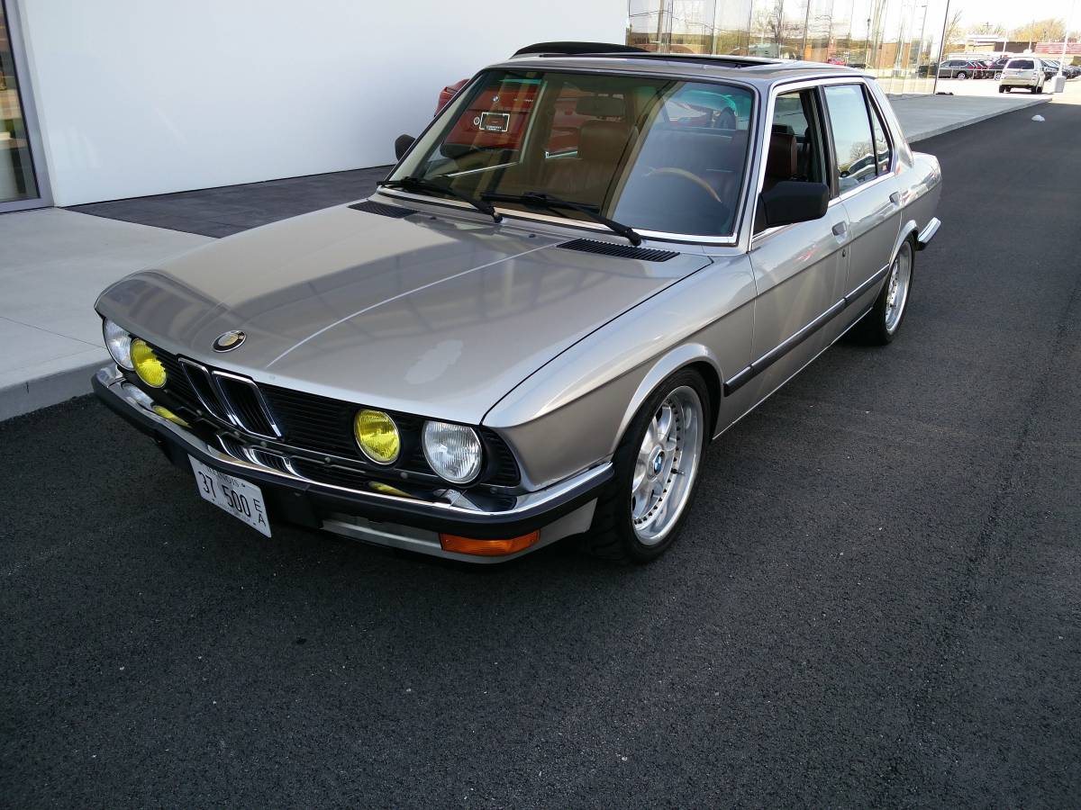 Ezek az öreg BMW-k amerikai izomautók szívét kapták meg 1