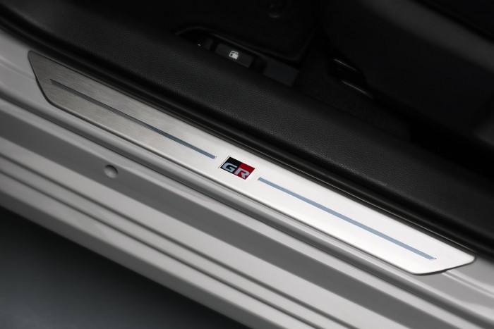 Sportszedánnak álcázták ezt a Toyotát 7