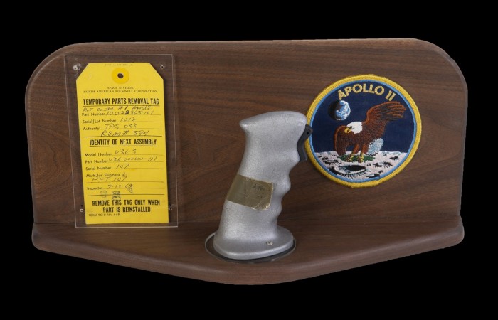 Eladó a joystick, melynek segítségével először landoltak a Holdon 1 | Vezess Eladó a joystick, melynek segítségével először landoltak a Holdon 1