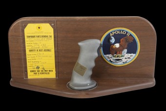 Eladó a joystick, melynek segítségével először landoltak a Holdon