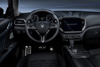 Áramot vezettek a Maserati kis szedánjába 18