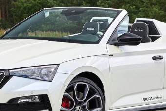 Cseh fiatalok szétvágtak egy Škodát, nagy volt az öröm