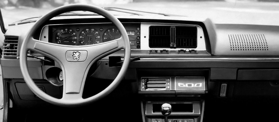 Tangabugyi, szájmaszk és vitorla a kocsiban