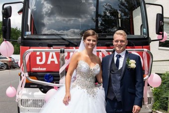 Rendőrautók és tűzoltók lepték el egy hazai pár esküvőjét