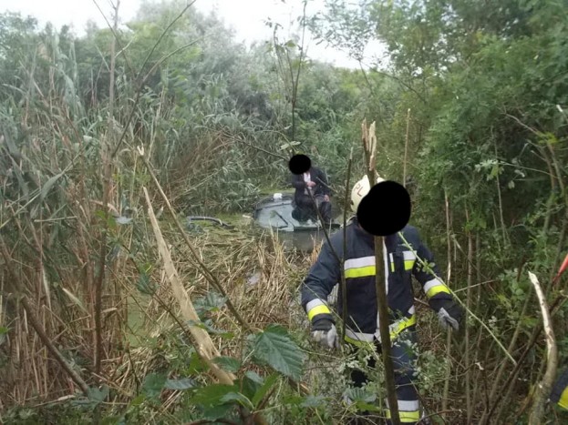 Különös balesethez riasztották a tűzoltókat a 4-es főúton 3