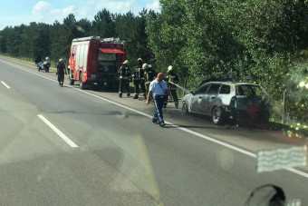 Kigyulladt egy autó az M5-ösön