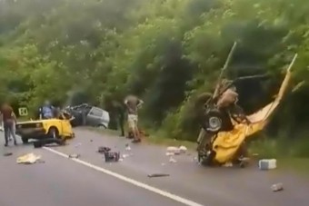 Szó szerint kettészakadt a Lada egy nógrádi balesetben