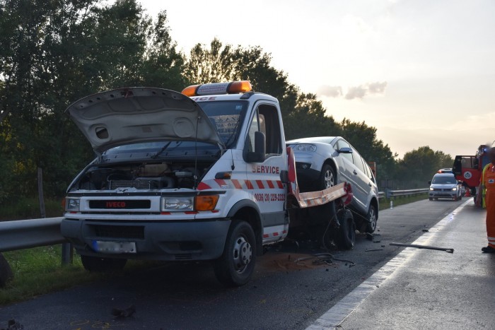 Autómentőbe csapódott egy Porsche az M1-esen, az autómentős életét vesztette 1