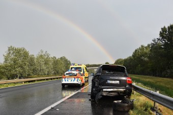Autómentőbe csapódott egy Porsche az M1-esen, az autómentős életét vesztette