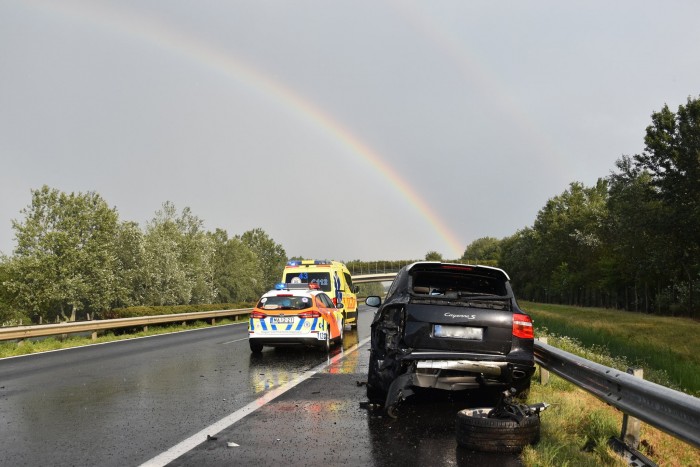 Autómentőbe csapódott egy Porsche az M1-esen, az autómentős életét vesztette 3
