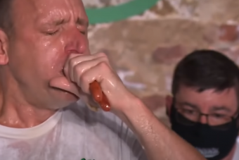 Borzasztó világrekord: 10 perc alatt 75 hot dogot evett meg a férfi