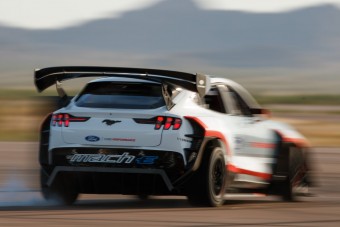 Hét elektromotor hajtja ezt a villanyautót