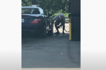 Benzinnel locsolta le autóját a kútnál, de vajon miért?