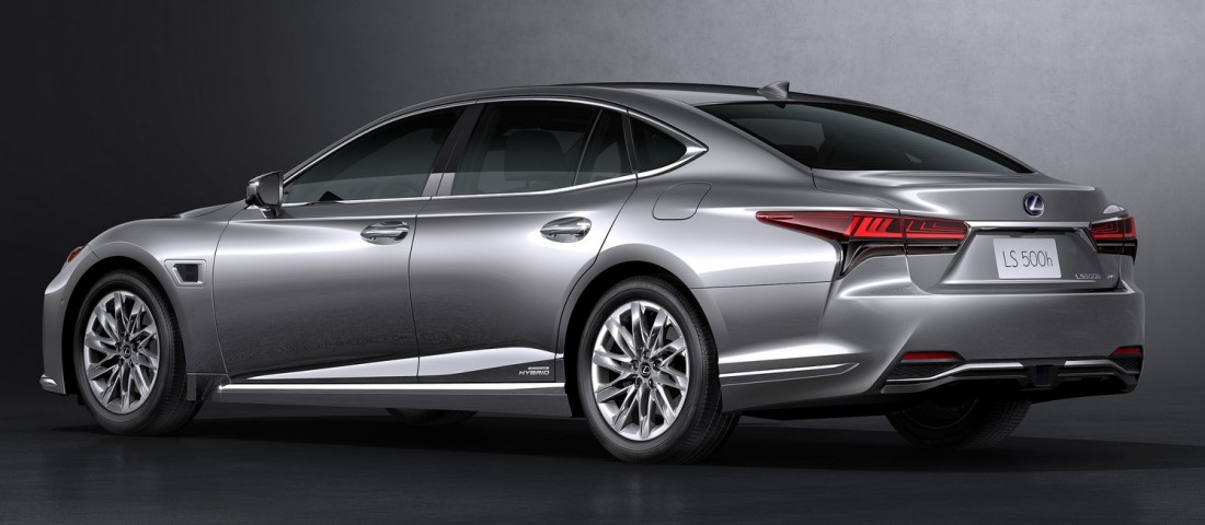 Brokáttal, holdfénnyel újult a Lexus LS